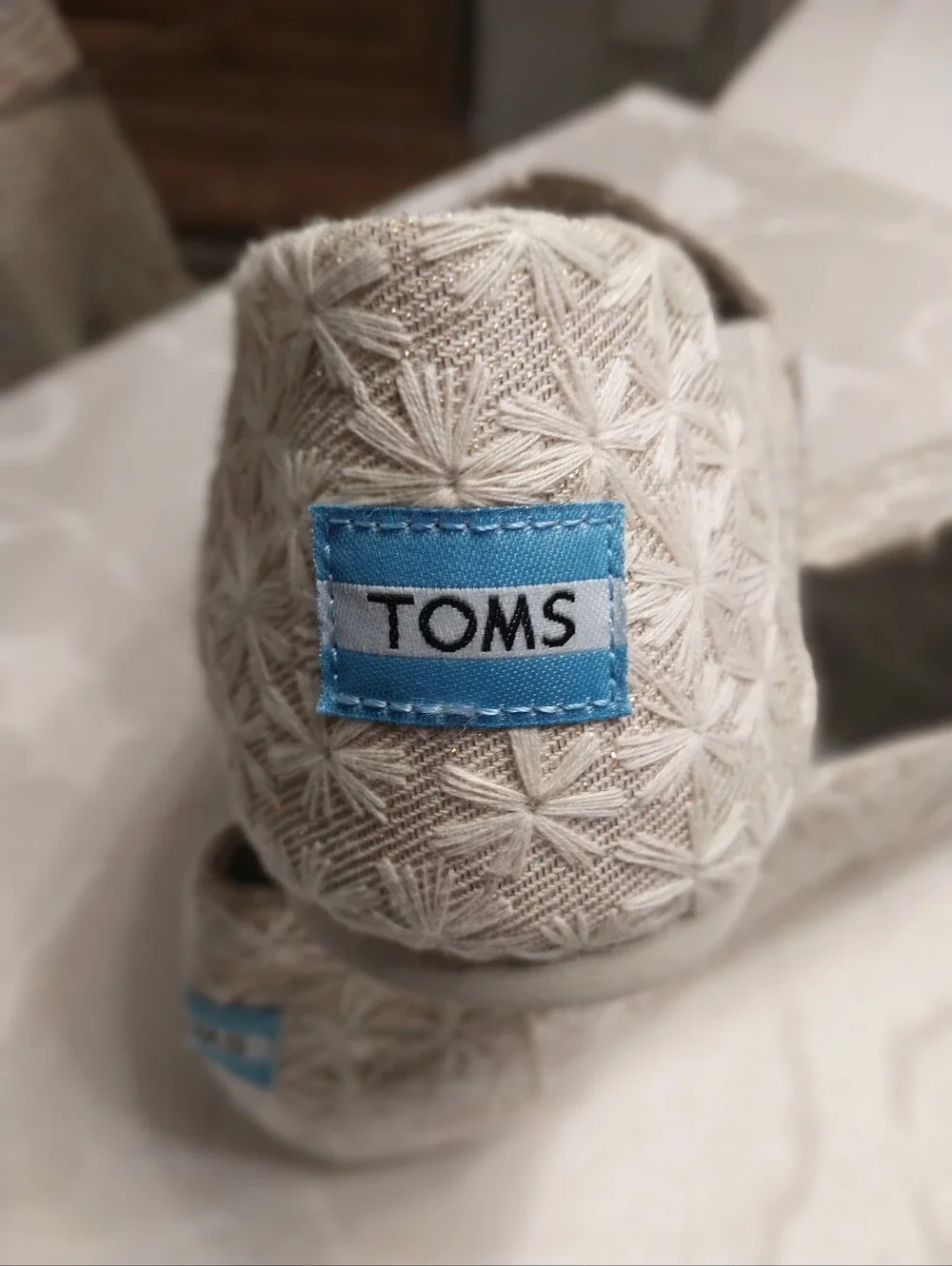 Tom's NWT Women's Natural Daisy Metallic Classic Slip-on Shoes Size 10 M Cream